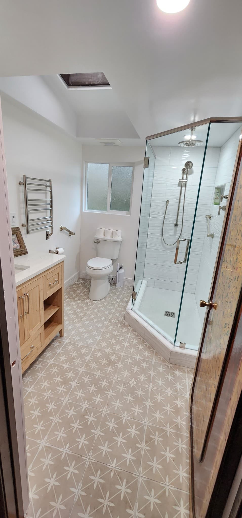 Neo-angle shower enclosure full bathroom view